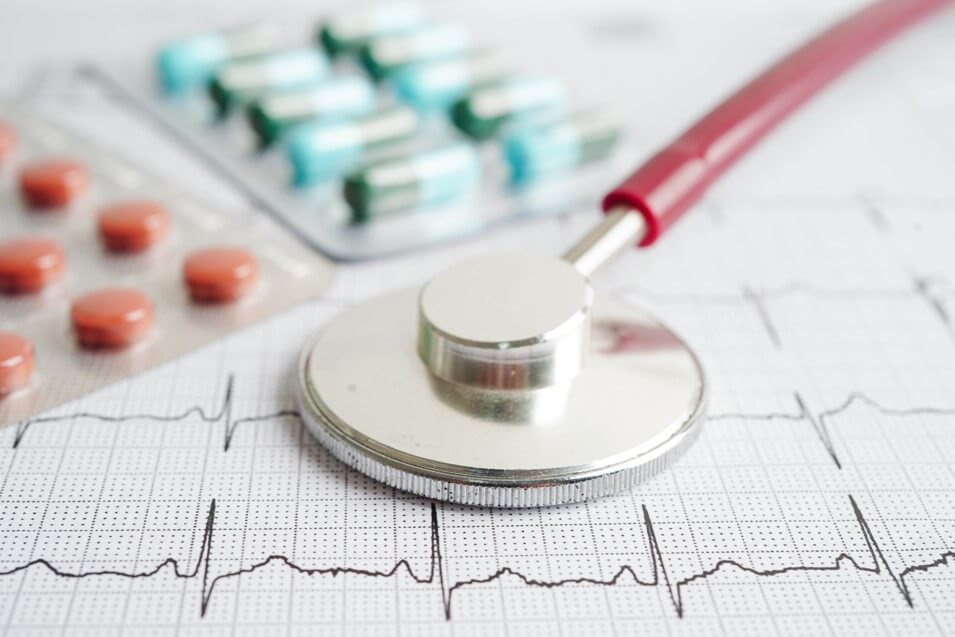 Stethoscope on electrocardiogram with drug (1)