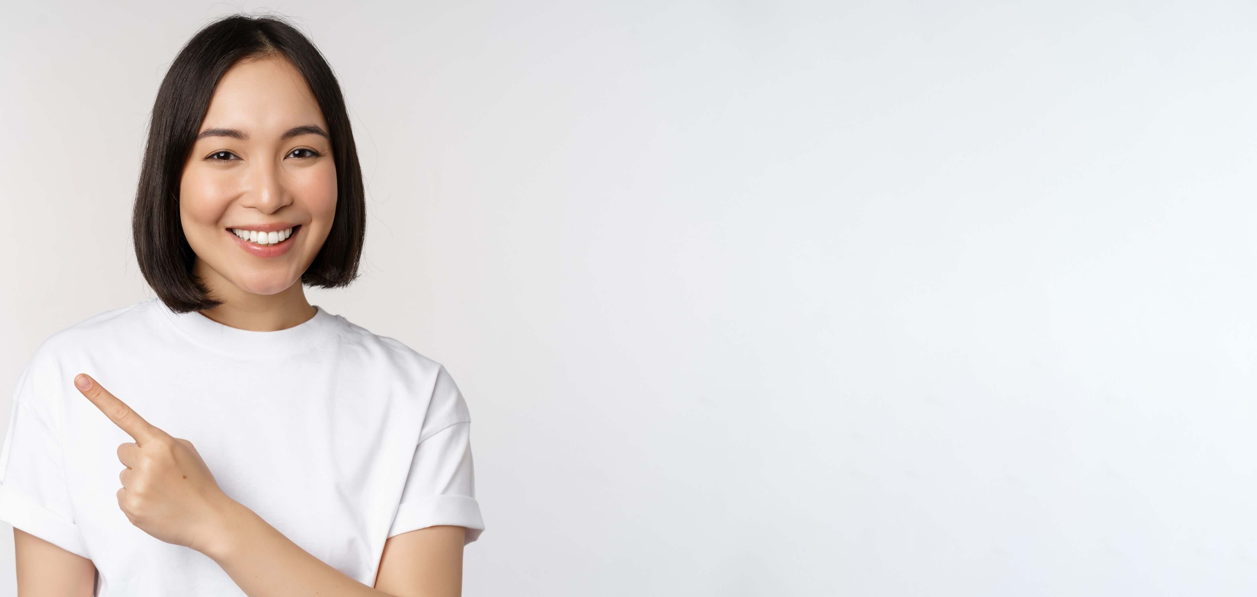 Girl n white shirt smiling with one thumb up